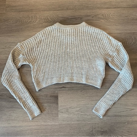 ✨ URBAN OUTFITTERS GRAY CROP SWEATER ✨ - Picture 4 of 5